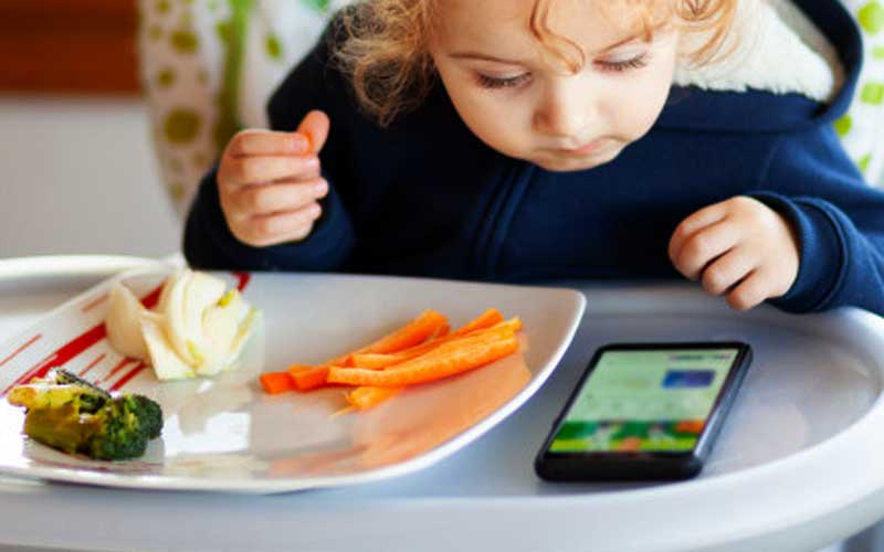 "Excessive screen time on smartphone, television linked to binge eating in children"