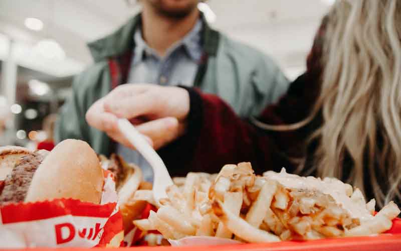 late night snacks may hurt your workplace performance: study