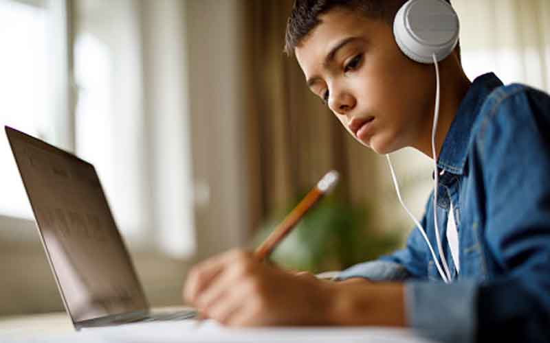 Headphones, earbuds harm children and teenagers auditory health