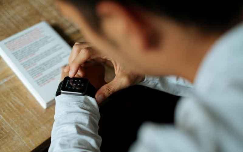 Smartwatches alert wearers to bodily stress, including COVID-19