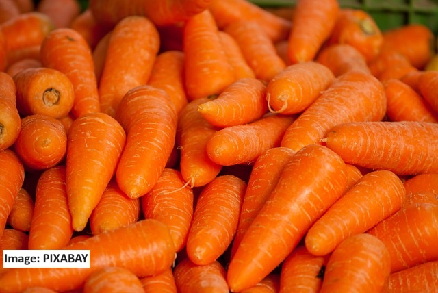 alt="baby carrots"