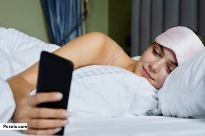 alt="smartphone screen use on bed"