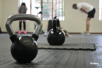 alt="kettlebell exercise"