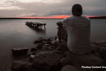 alt="Loneliness linked to higher risk of heart disease"